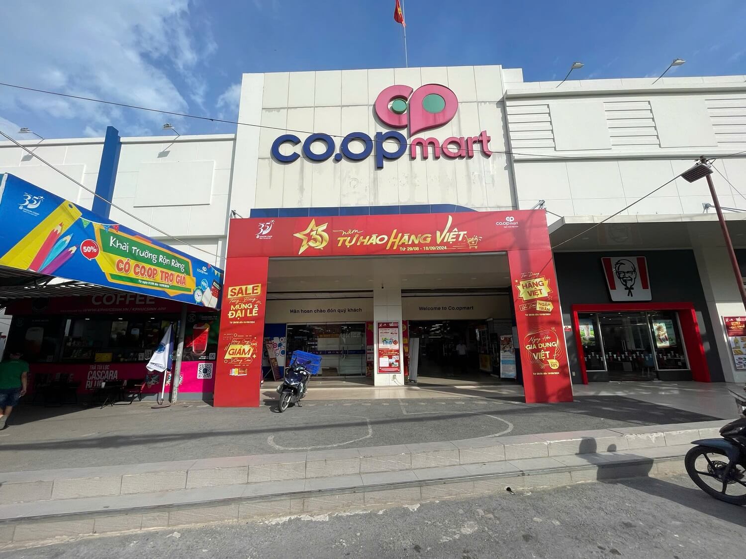 COOPMART NGUYỄN ẢNH THỦ NHÌN TỪ CỔNG CHÍNH VỚI BIỂN HIỆU NỔI BẬT
